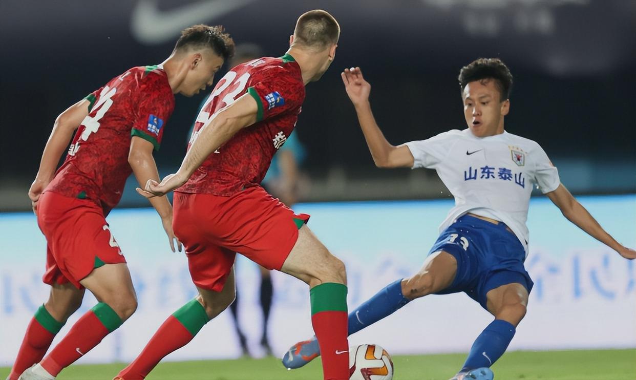 超级联赛排名榜首交替，劲旅球队争夺晋级资格