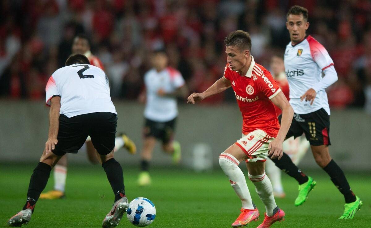 图卢兹后防防线坚固，多次挡出威胁射门