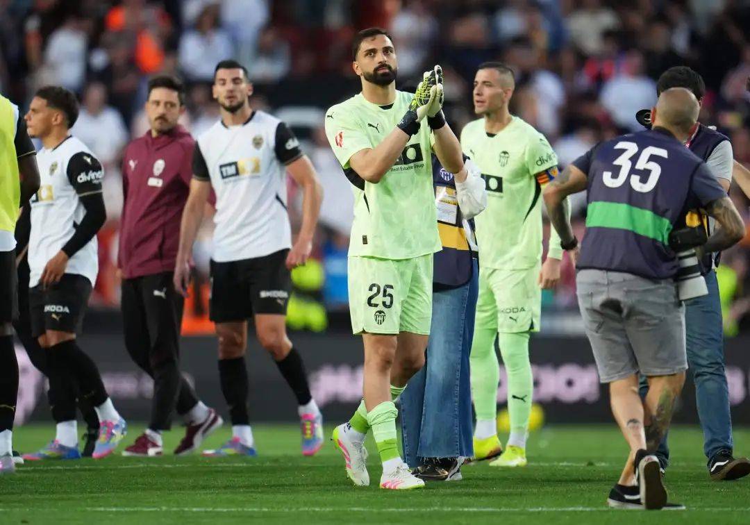 包含利物浦错失单刀球,本菲卡门将神勇扑救成最大功臣!的词条 包含利物浦错失单刀球,本菲卡门将神勇扑救成最大功臣!的词条