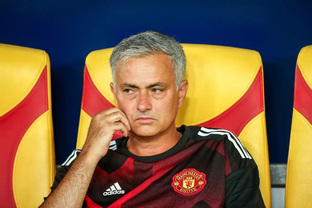 利物浦场边指挥情绪激动，尤文图斯队员怒摔水瓶的简单介绍